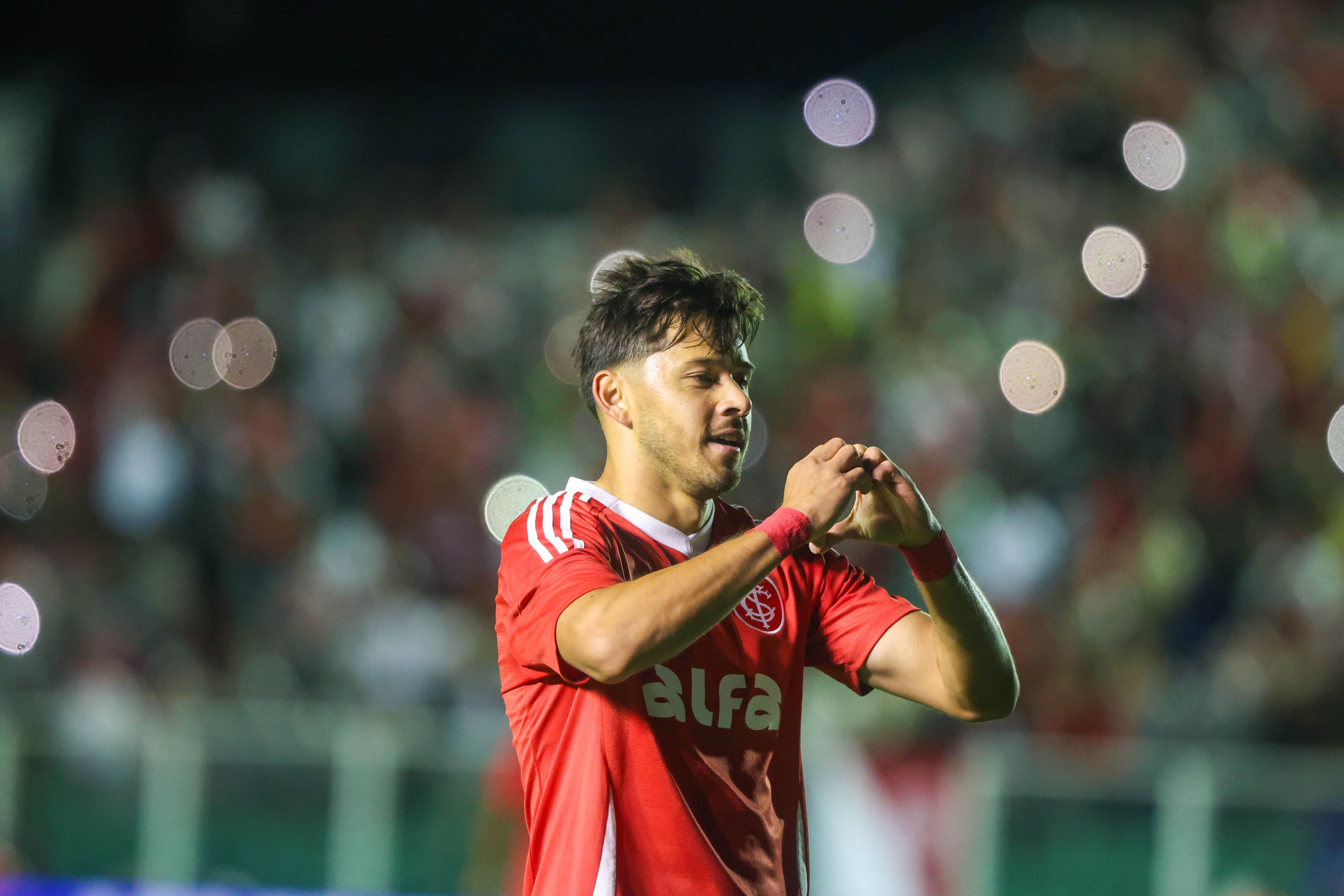 Galeria de fotos: noite de festa colorada em Floripa