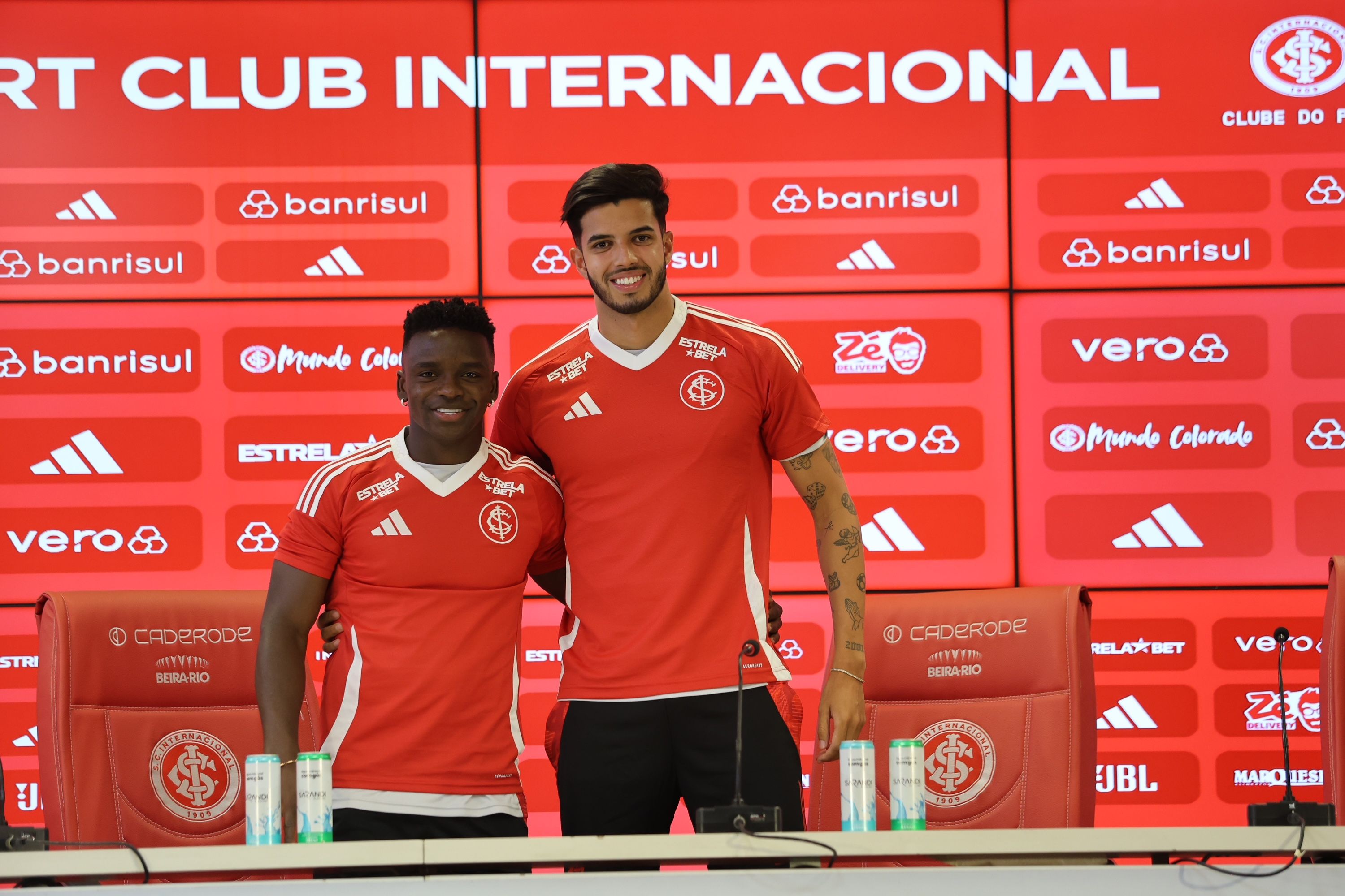 Kaique Rocha e Carbonero são apresentados no Beira-Rio