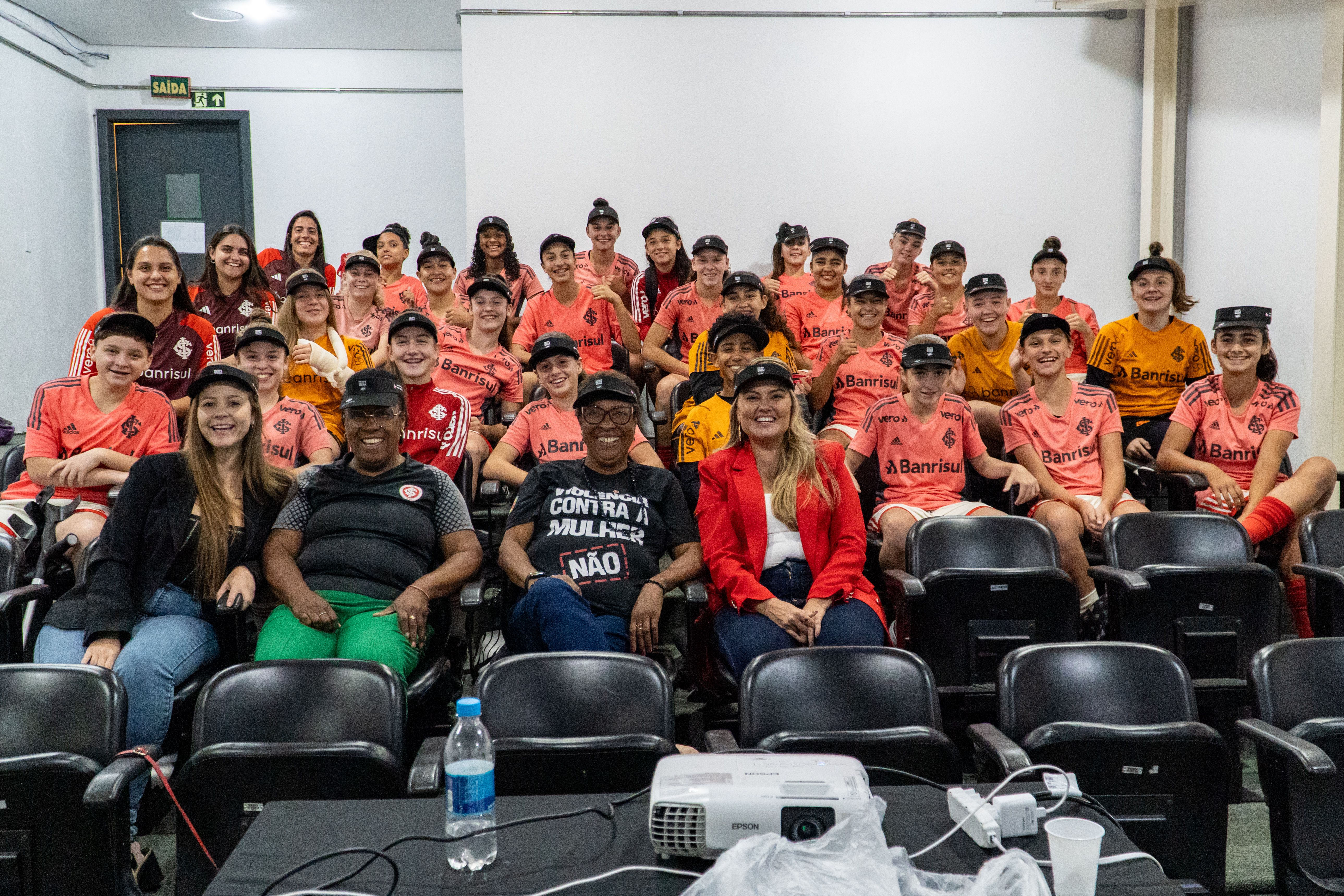 Base das Gurias Coloradas participam de palestra sobre Assédio e Violência de Gênero