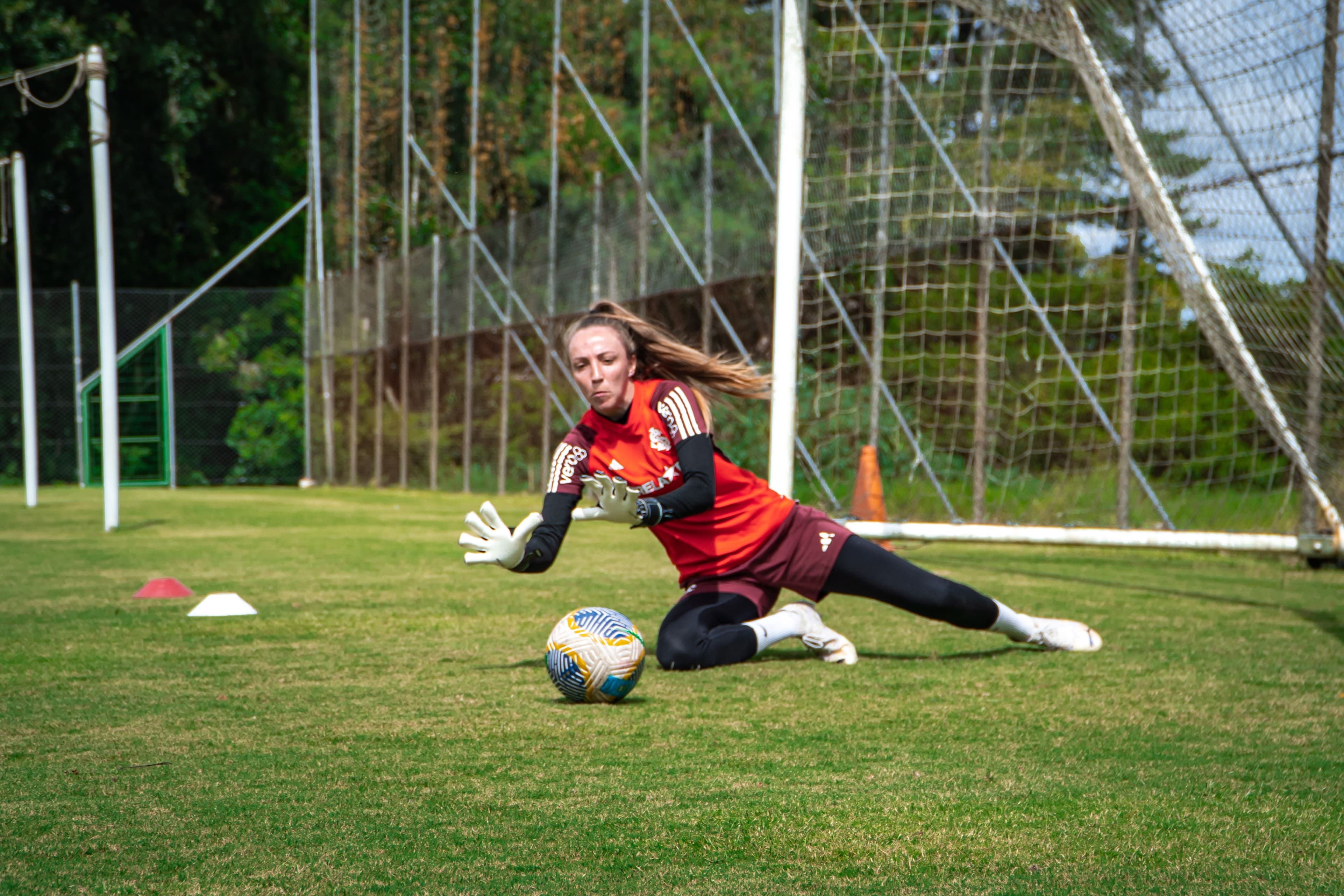 Gurias Coloradas realizam primeiro treino com bola da pré-temporada