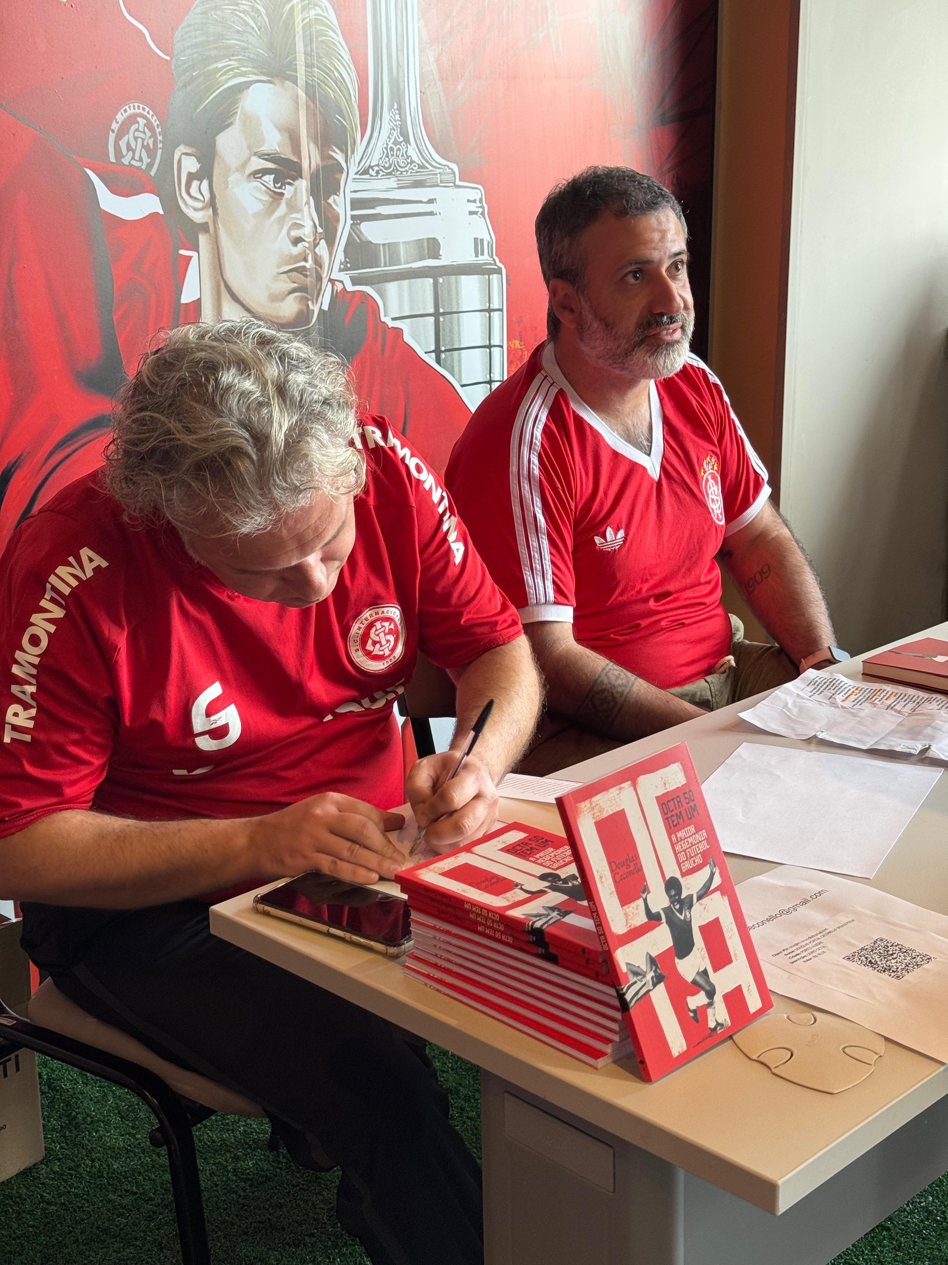 Museu do Inter realiza sessão de autógrafos com autores colorados