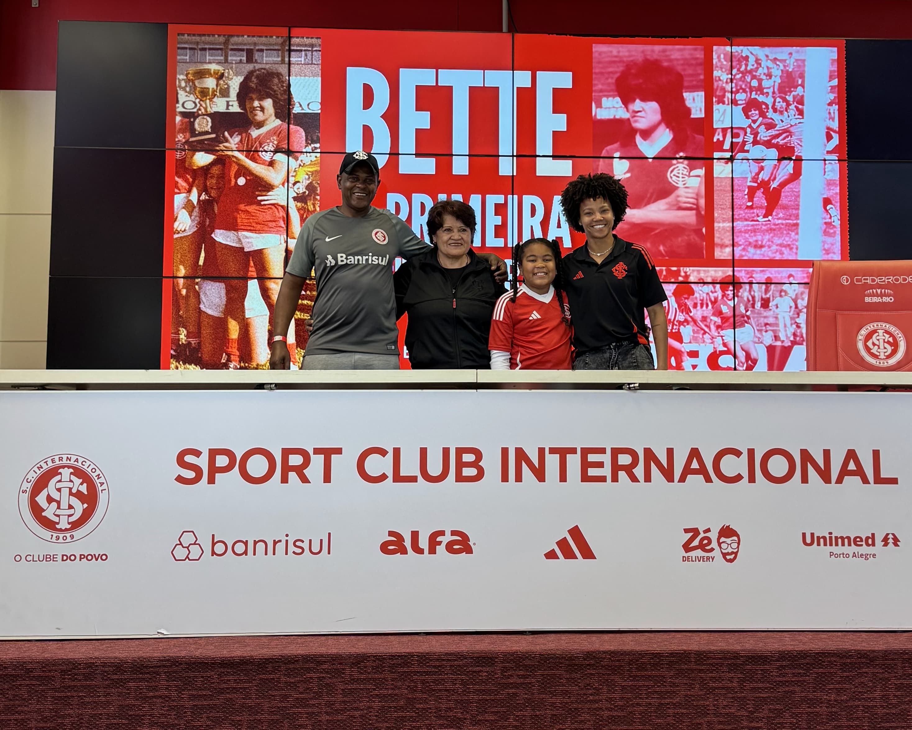 Dia de Gurias reúne passado, presente e futuro do futebol feminino colorado