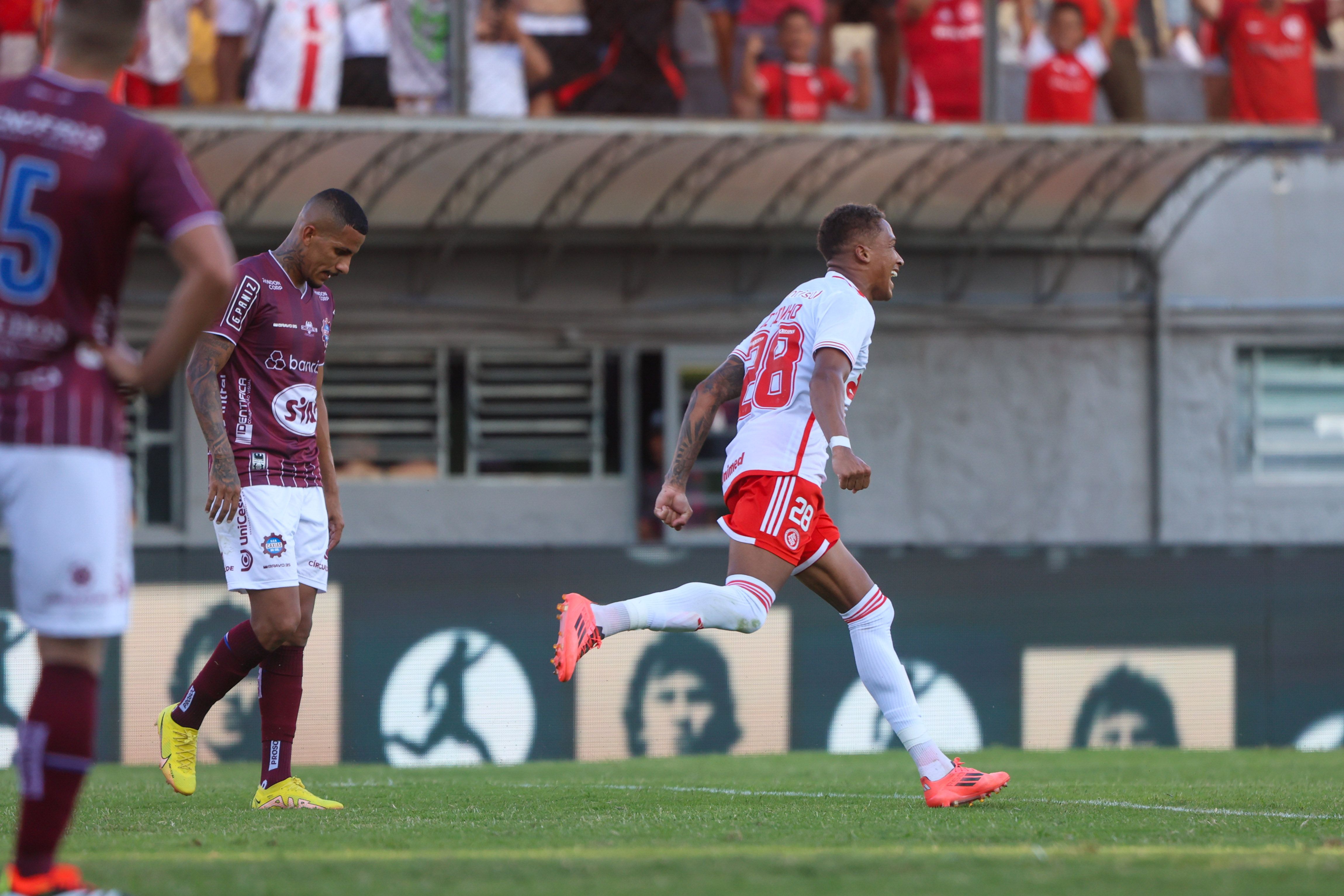 Melhores momentos: dois gols de Vitinho na Serra