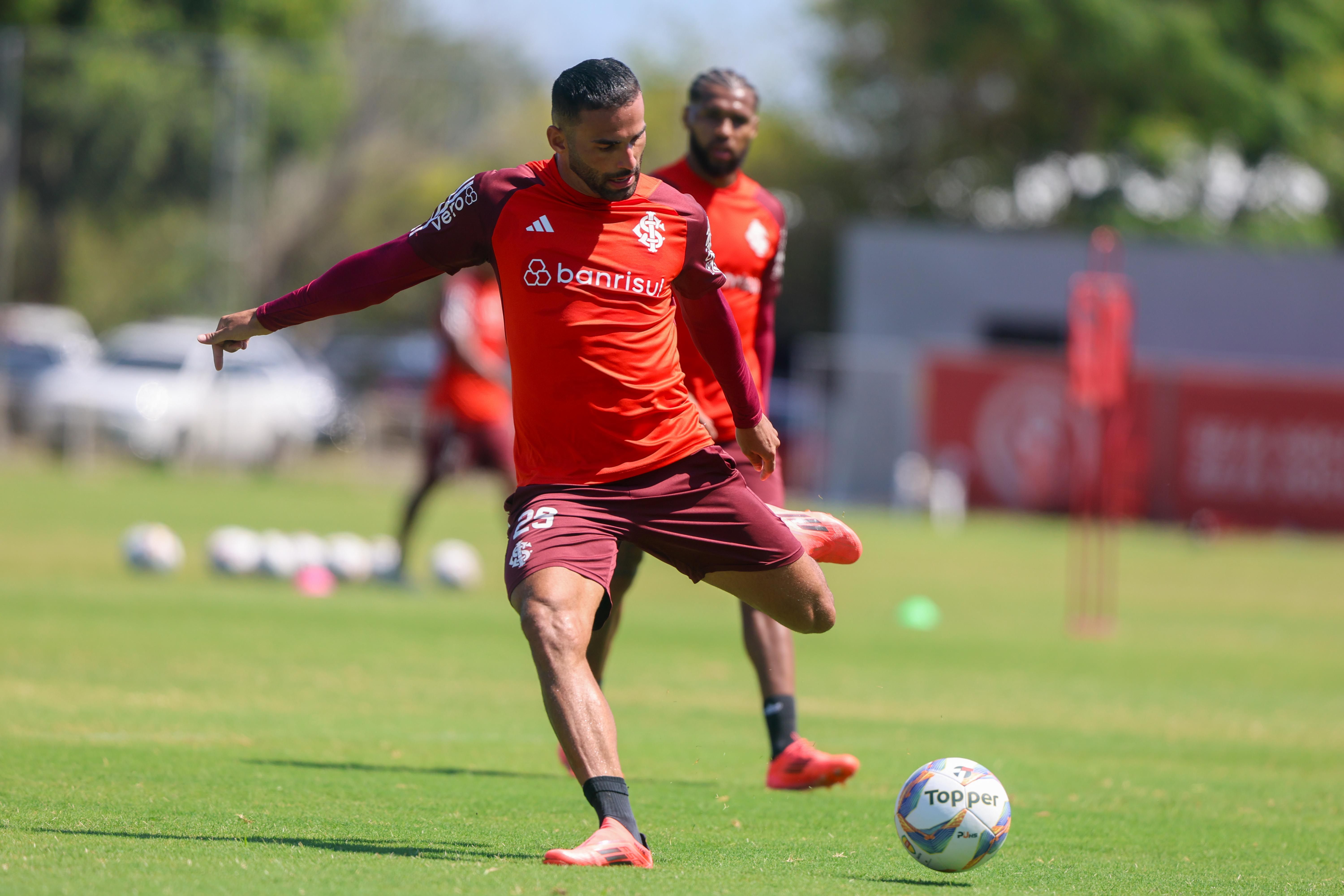 Treino forte mirando duelo com o México 