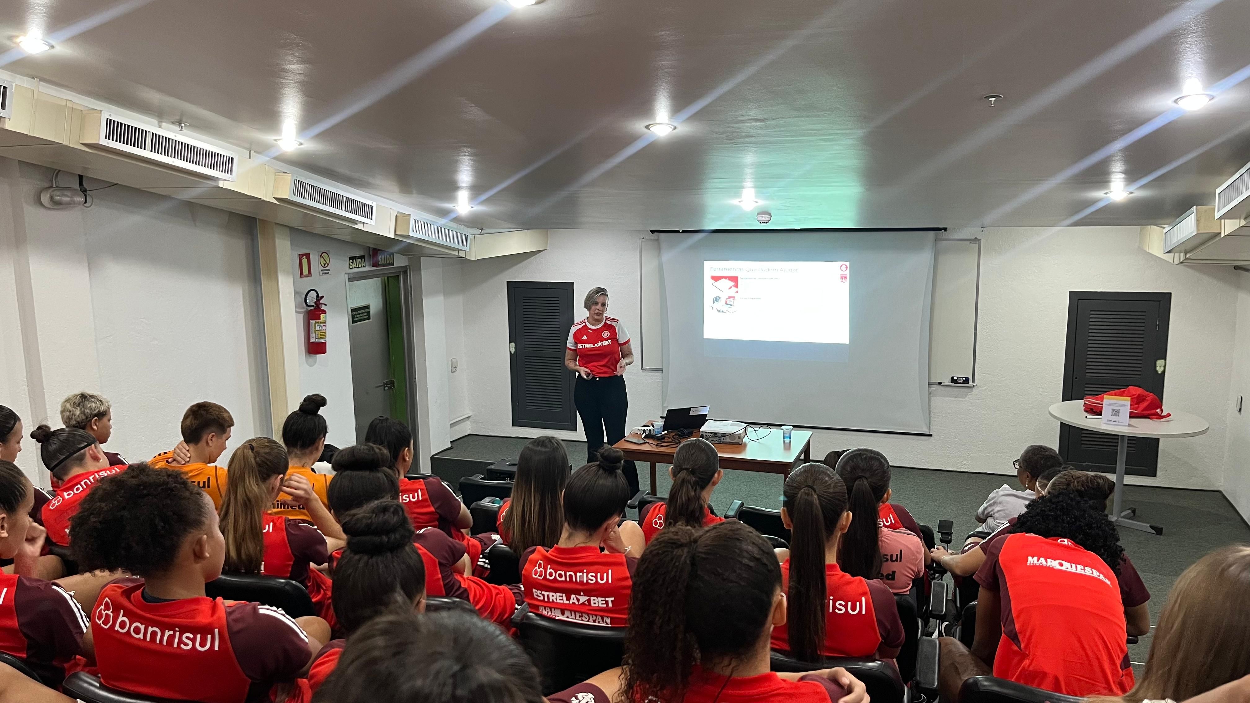 Base das Gurias Coloradas participam de palestra sobre Educação Financeira com foco no desenvolvimento pessoal e profissional