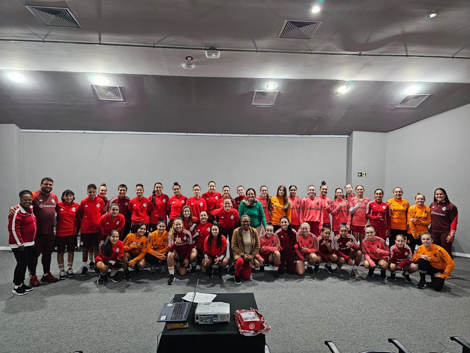 Gurias Coloradas sub-15 e sub-17 participam de palestra Construindo a Paz