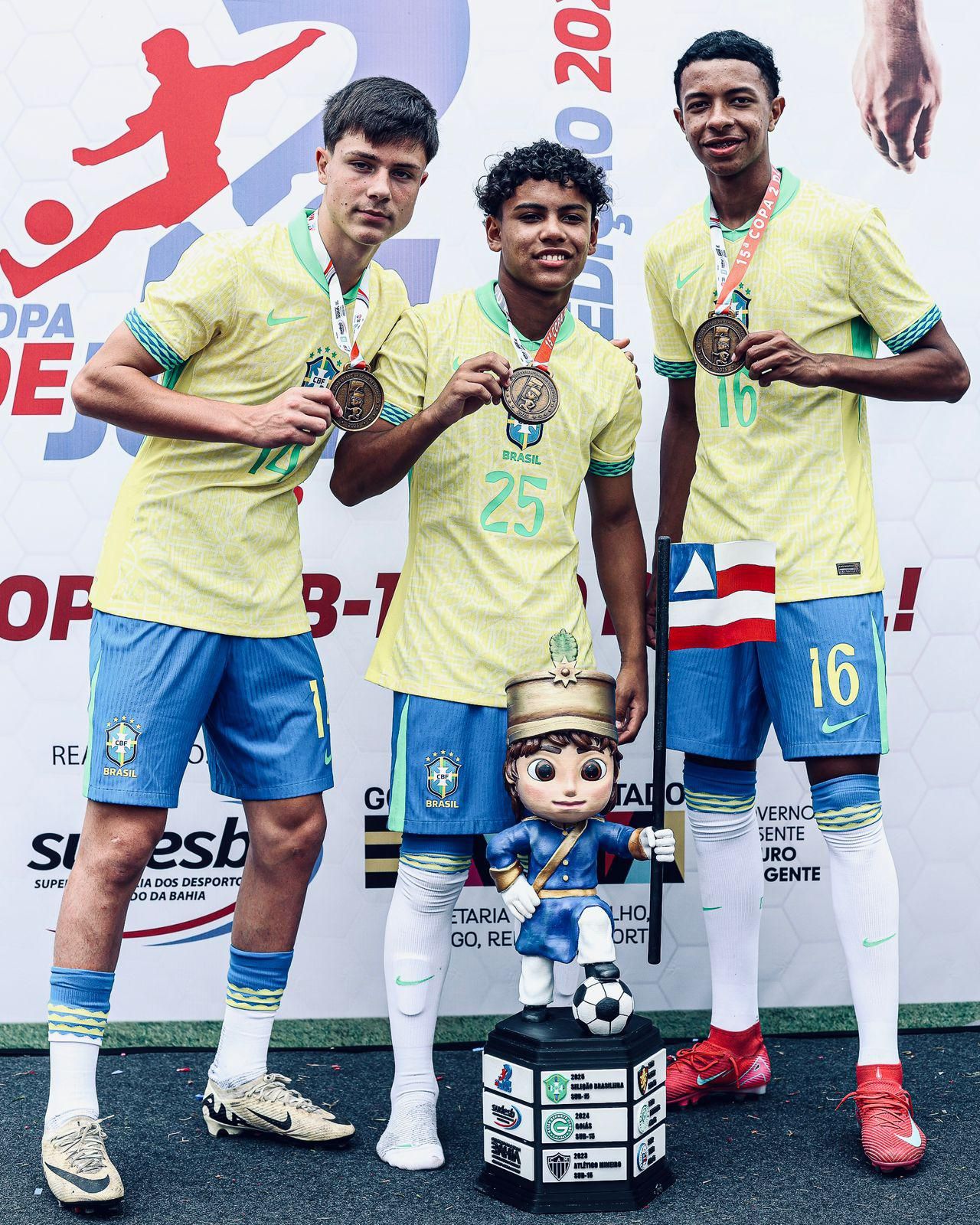 Trio do Celeiro de Ases é campeão da Copa 2 de Julho com a Seleção Brasileira Sub-15