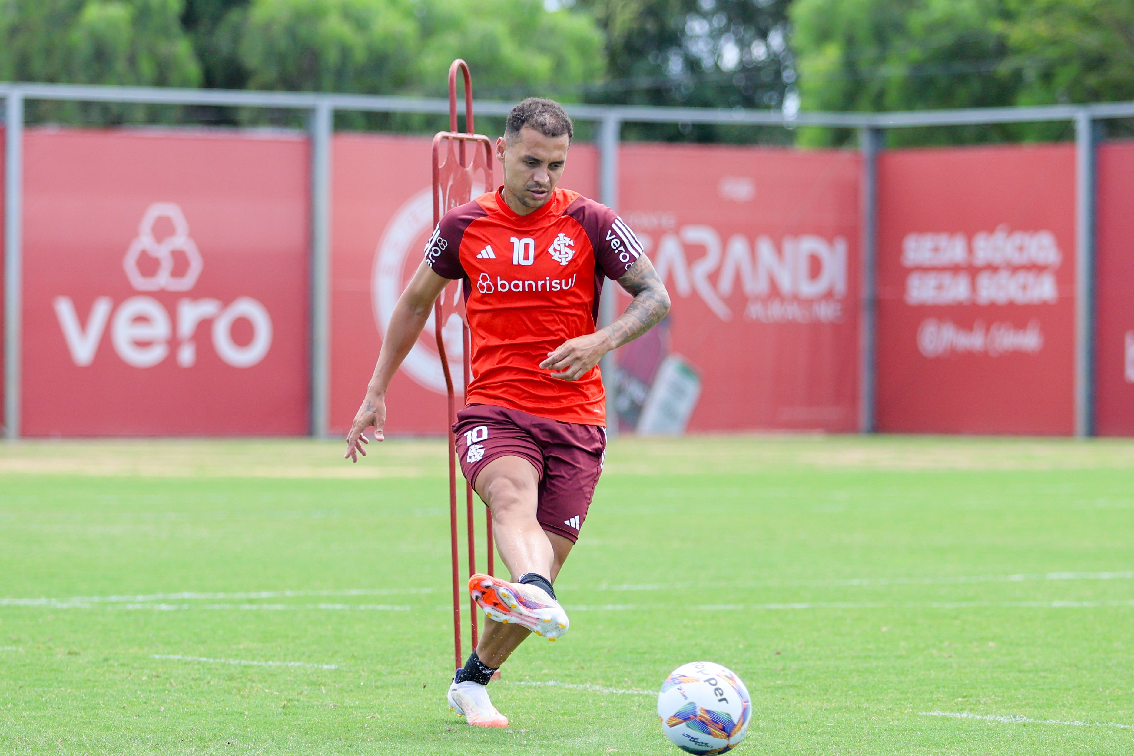 Dois turnos de trabalho no segundo dia da pré-temporada