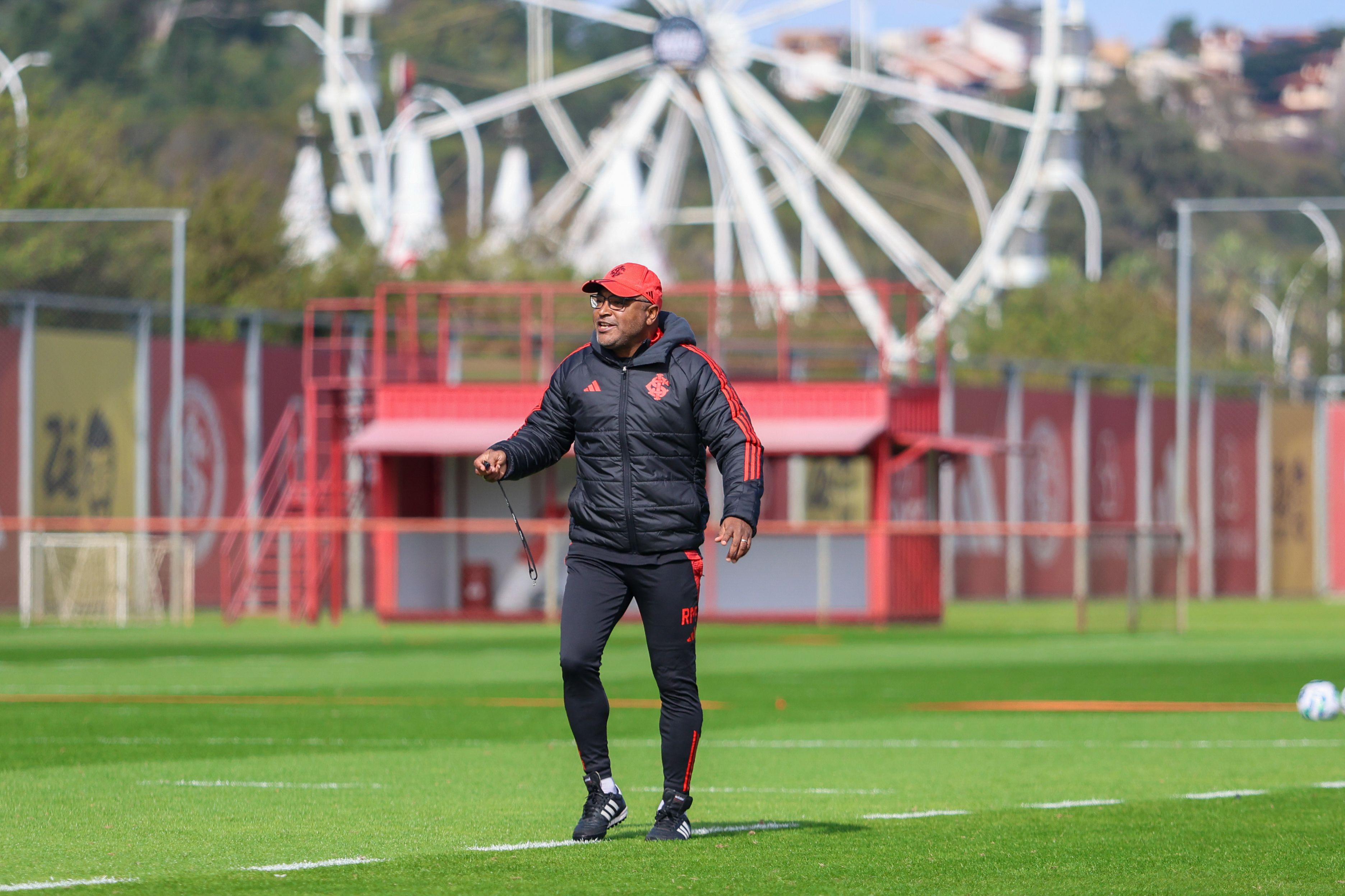 Roger comanda manhã de trabalho na intertemporada