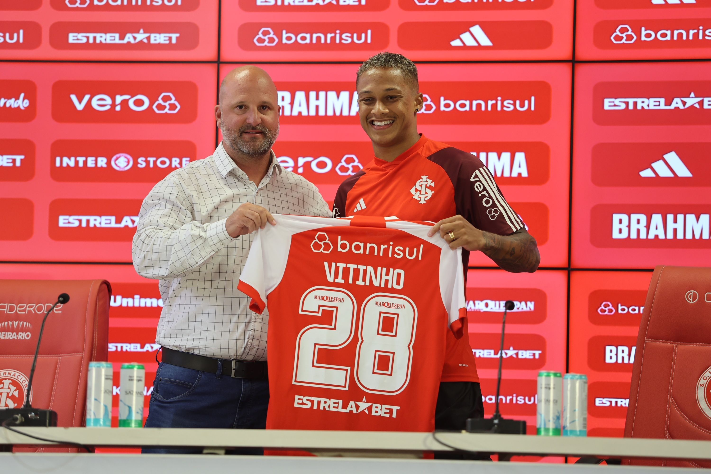 Meia-atacante Vitinho é apresentado no Beira-Rio