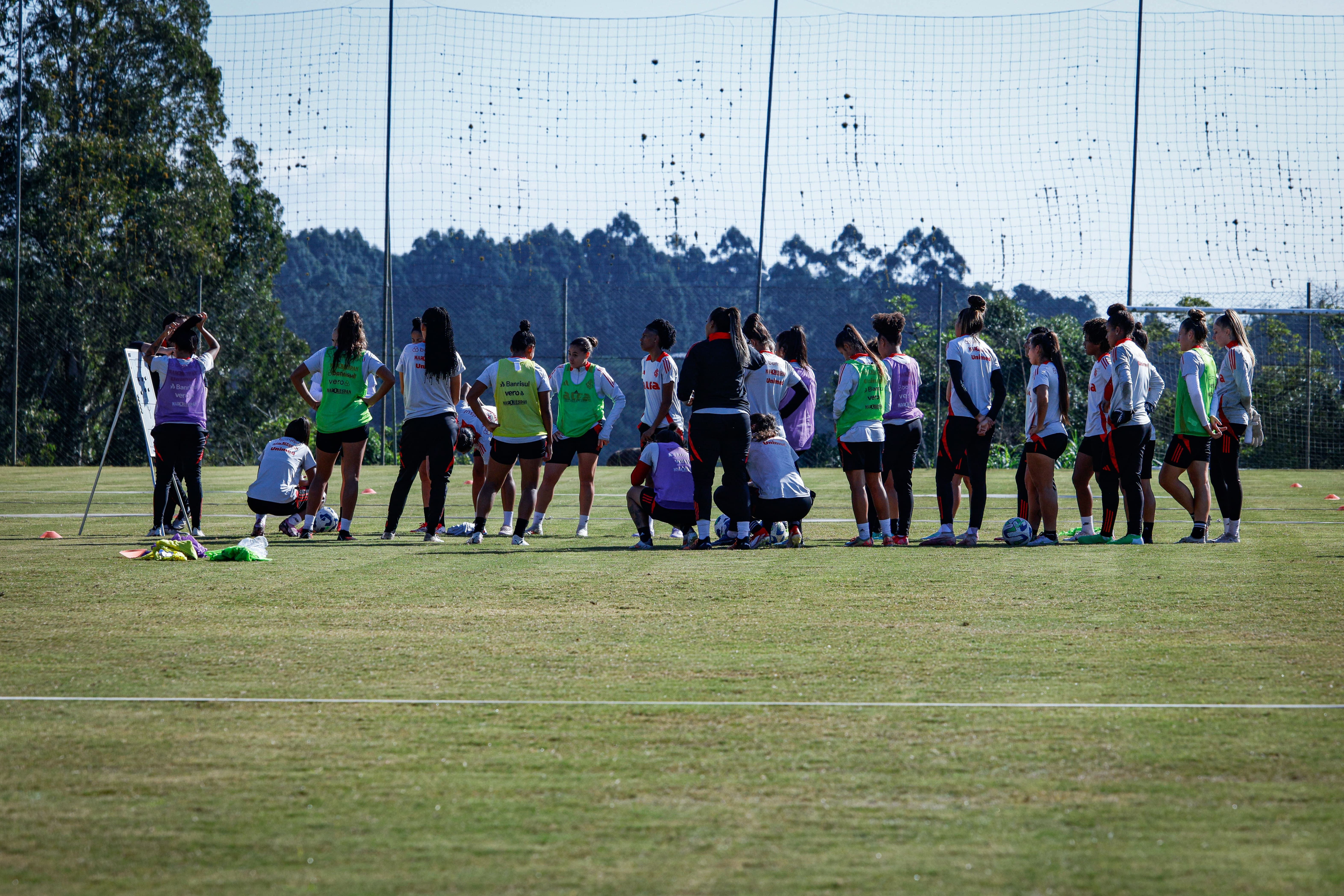 Gurias Coloradas se preparam para enfrentar o Corinthians no domingo
