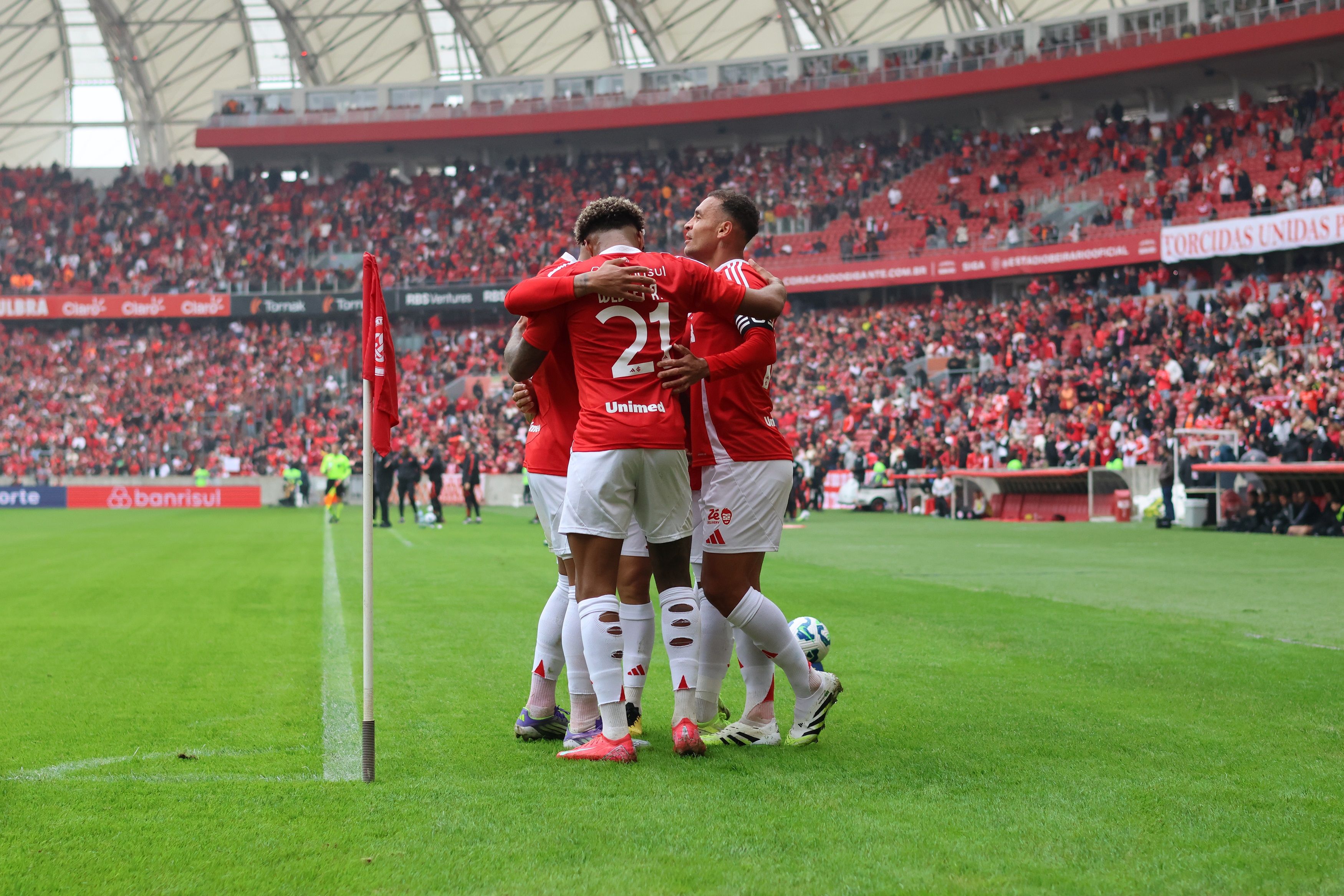 Colorado vence o Ceará com gol de Alan Patrick