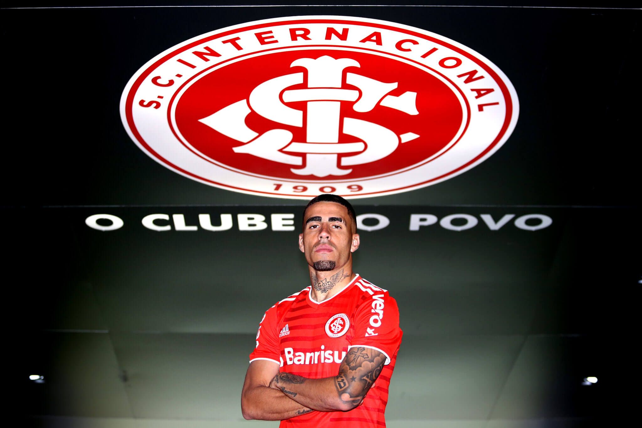 Inter contrata meio-campista Gabriel