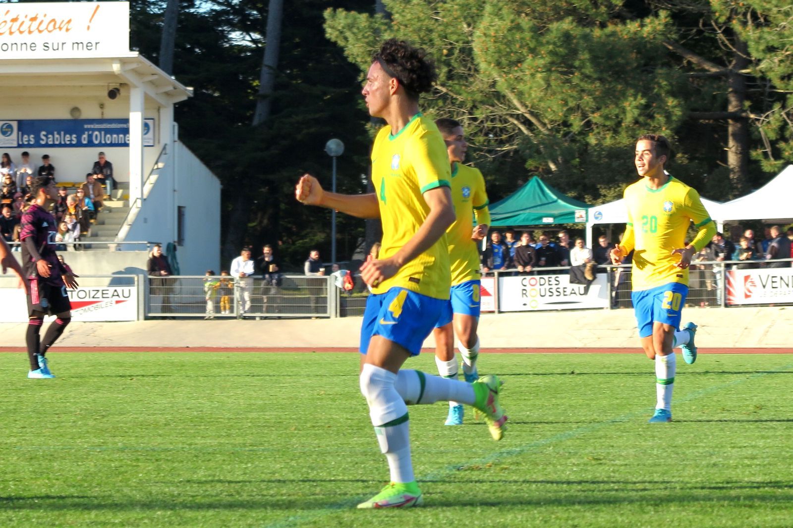 Zagueiro colorado celebra título com Seleção Brasileira Sub-17